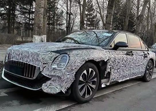 近日，红旗L级新车谍照曝光。前脸设计方面，新车采用红旗品牌经典的前格栅设计，直瀑