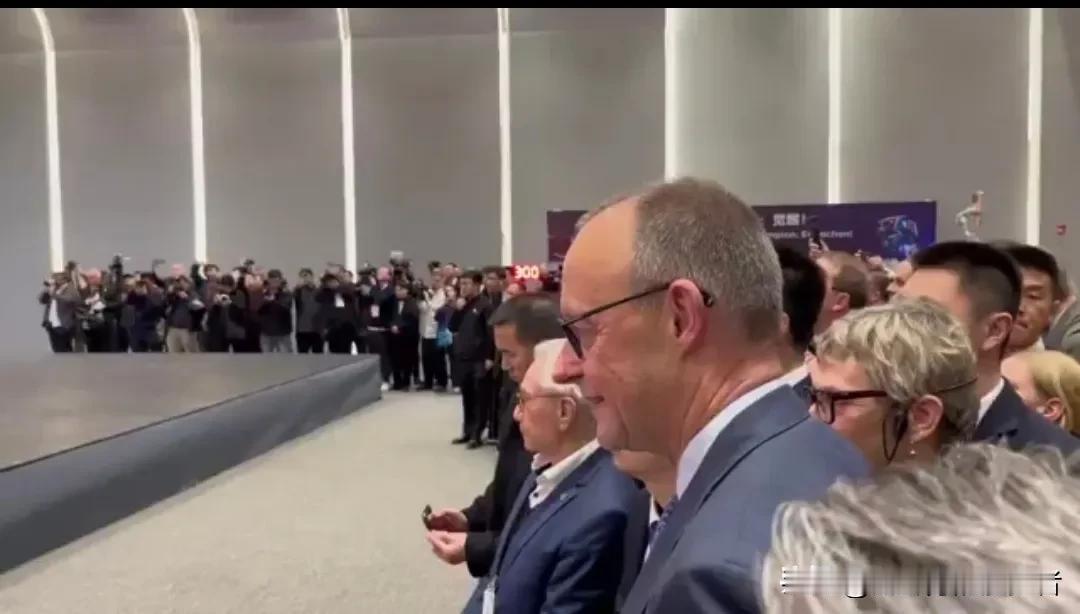 宇树科技昨晚（2月26日晚）写道：“非常荣幸欢迎德国总理默茨。非常荣幸能接待德国