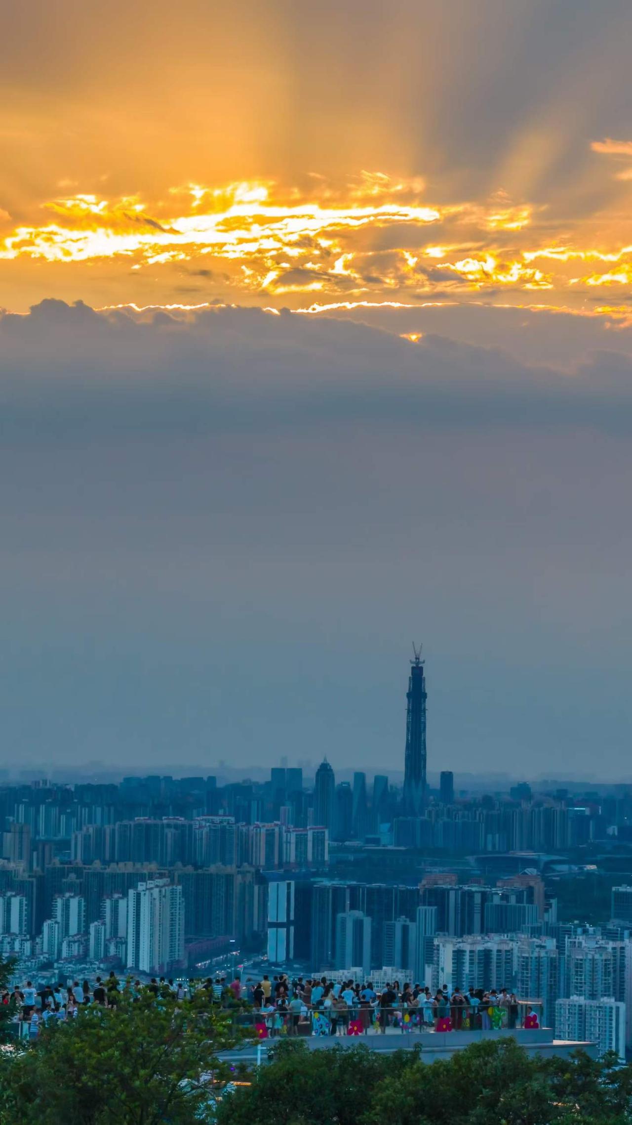 昨晨龙泉驿官媒以“绝美同框，今早龙泉山实拍，这才是成都的顶级浪漫”进行图片报道后