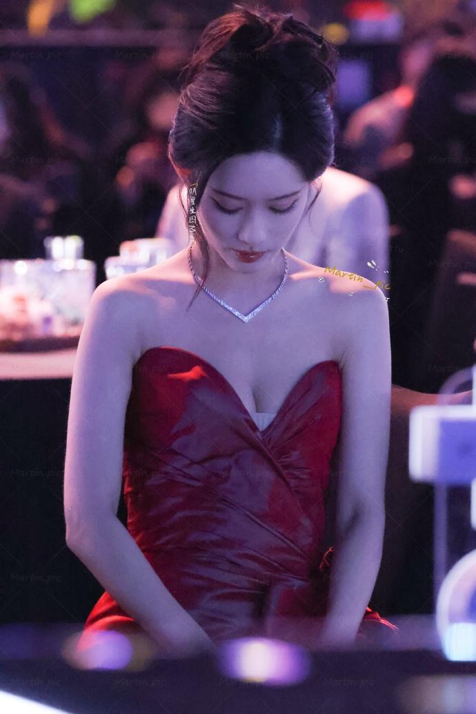 掉落一组孟子义坐席生图，这个身材实在动人！孟子义