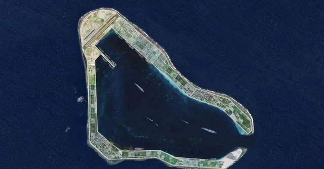 菲律宾 公布 黄岩岛 上的6×6米物体清晰图，疑似小型勘探平台在勘探取样！
马尼