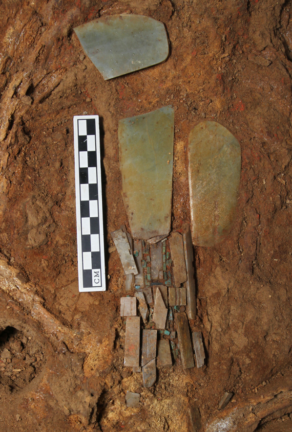 2022年陕西富平长春遗址白家墓地出土的西周组合玉柄形器 