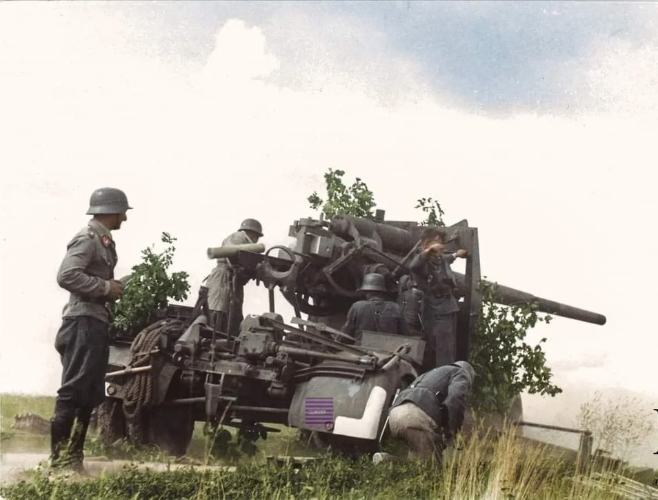 1941年，在东线，德军炮兵们正使用8.8厘米Flak 36高射炮进行...