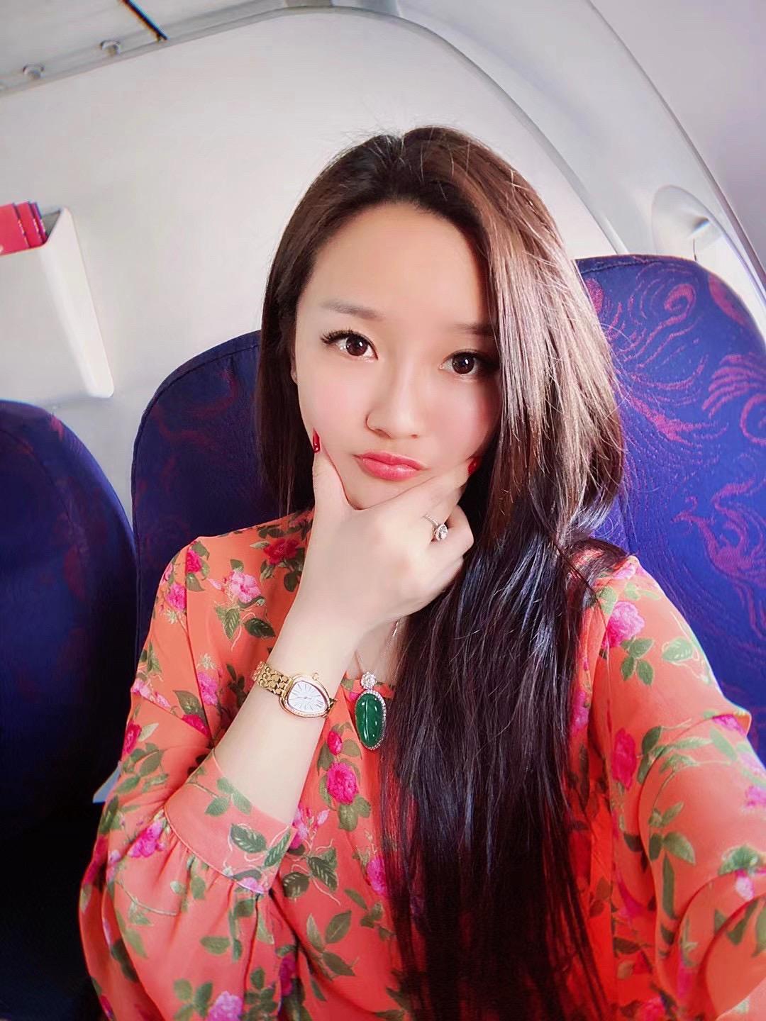 樱花树下站谁都美，我的爱给谁都热烈，不是你好，是我好