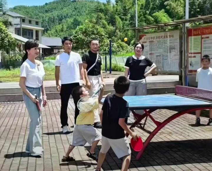 8月1日，不少网友在江西乡村偶遇录制节目的一行人，赵雅芝、撒贝宁、尼格买提同框出