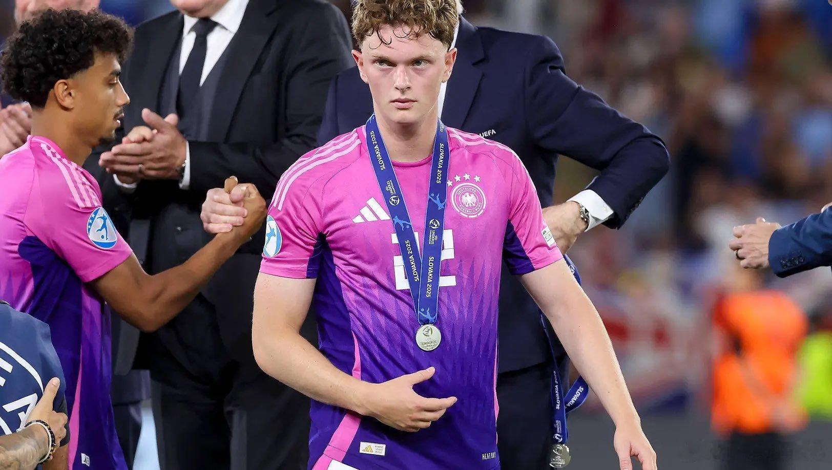 🚨［踢球者］：朱利安·納格爾斯曼將來必須刪除他觀察名單上的一位天才——保羅·萬