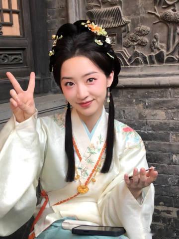 邓恩熙九小姐片场随拍邓恩熙九小姐的停云片刻 好惊喜啊，能够看到邓恩熙九小姐片场随