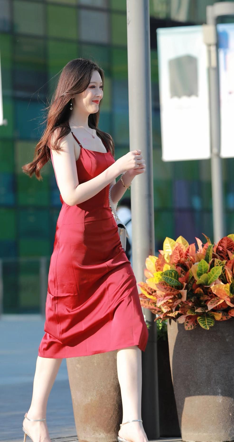 优雅红裙，步履生姿，尽显都市女性魅力！💃🌸