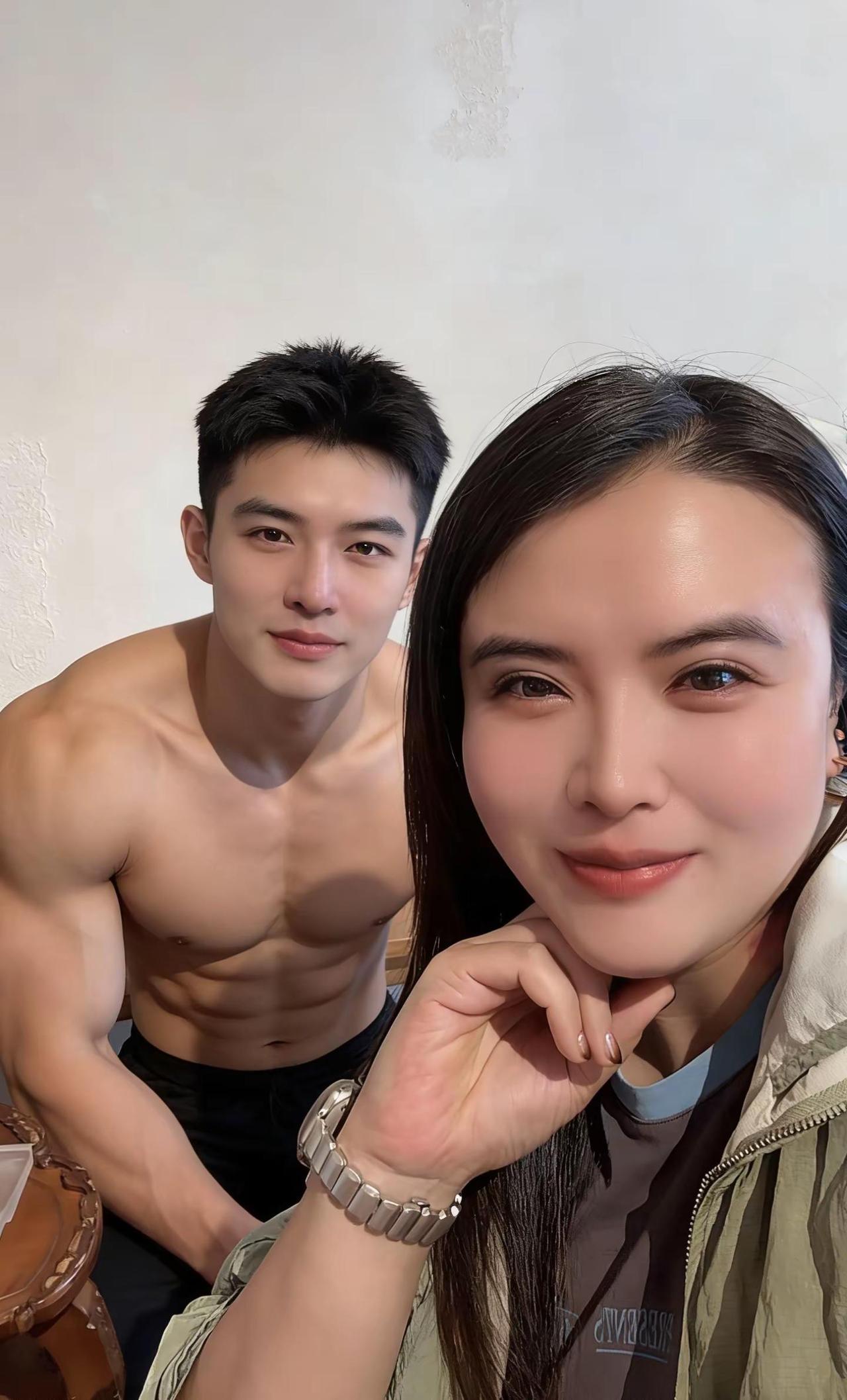 祝福我吧。我们总在等一个合适的时机，等一个完美的节点，去宣告一件重要的事。但爱从