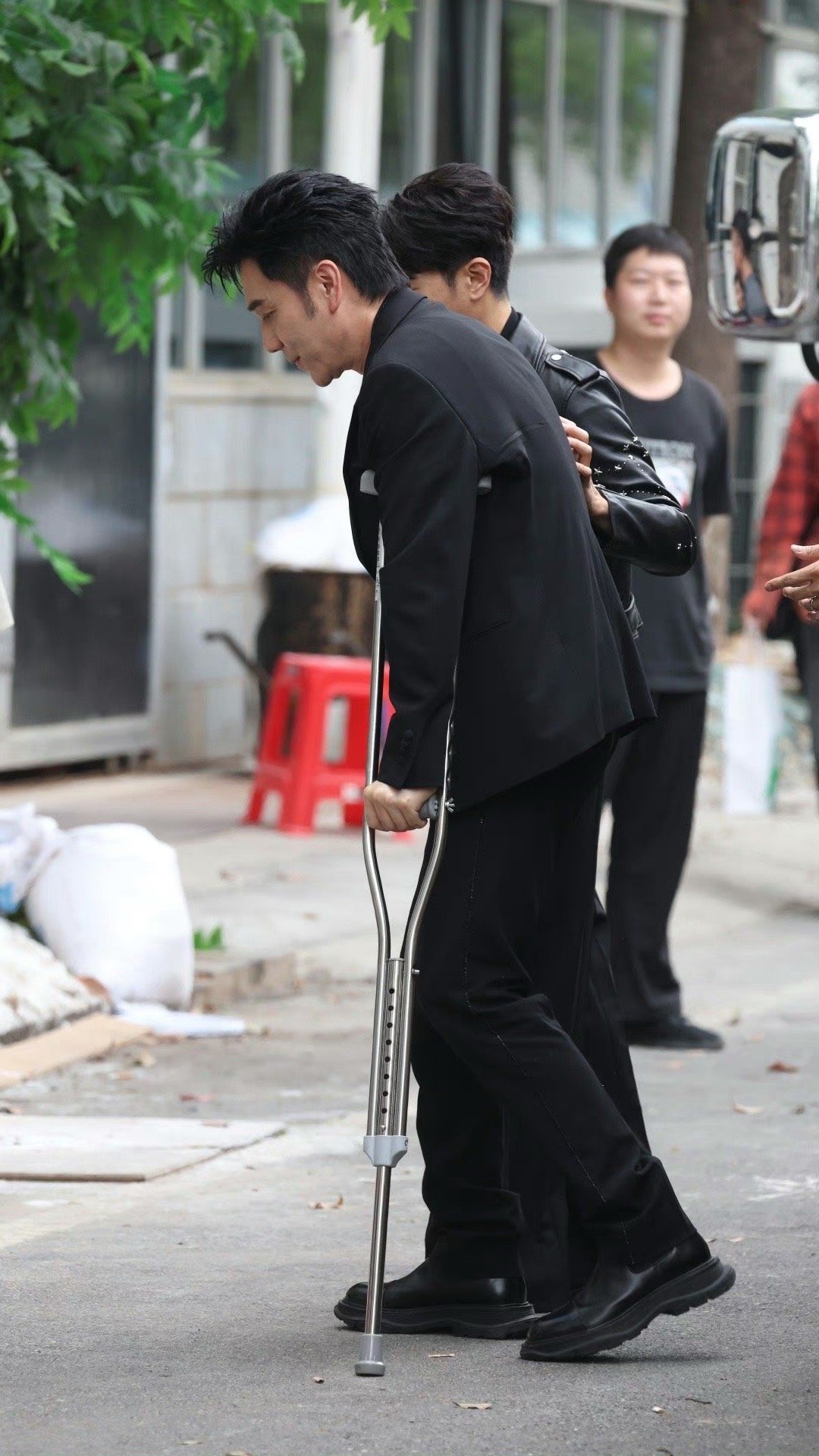 #林依轮杵拐杖下班# 看着林依轮杵拐杖上班也会让人非常心疼他，就是因为每次做任何