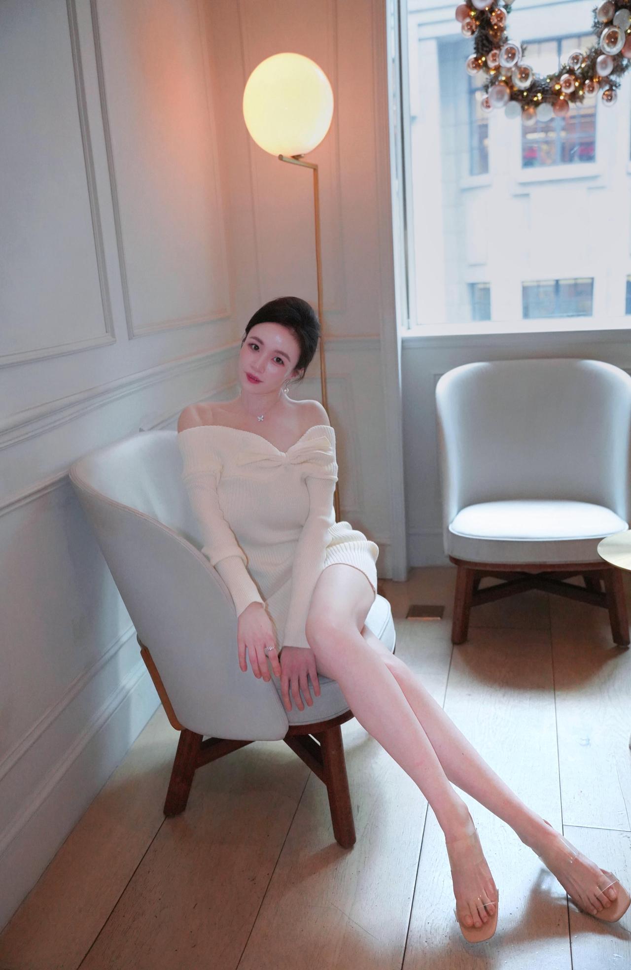 阮郎归·午后闲居
 
暖灯摇影落阶前，轻云漫窗沿。
素衣斜倚软藤肩，跗尖触冷弦。