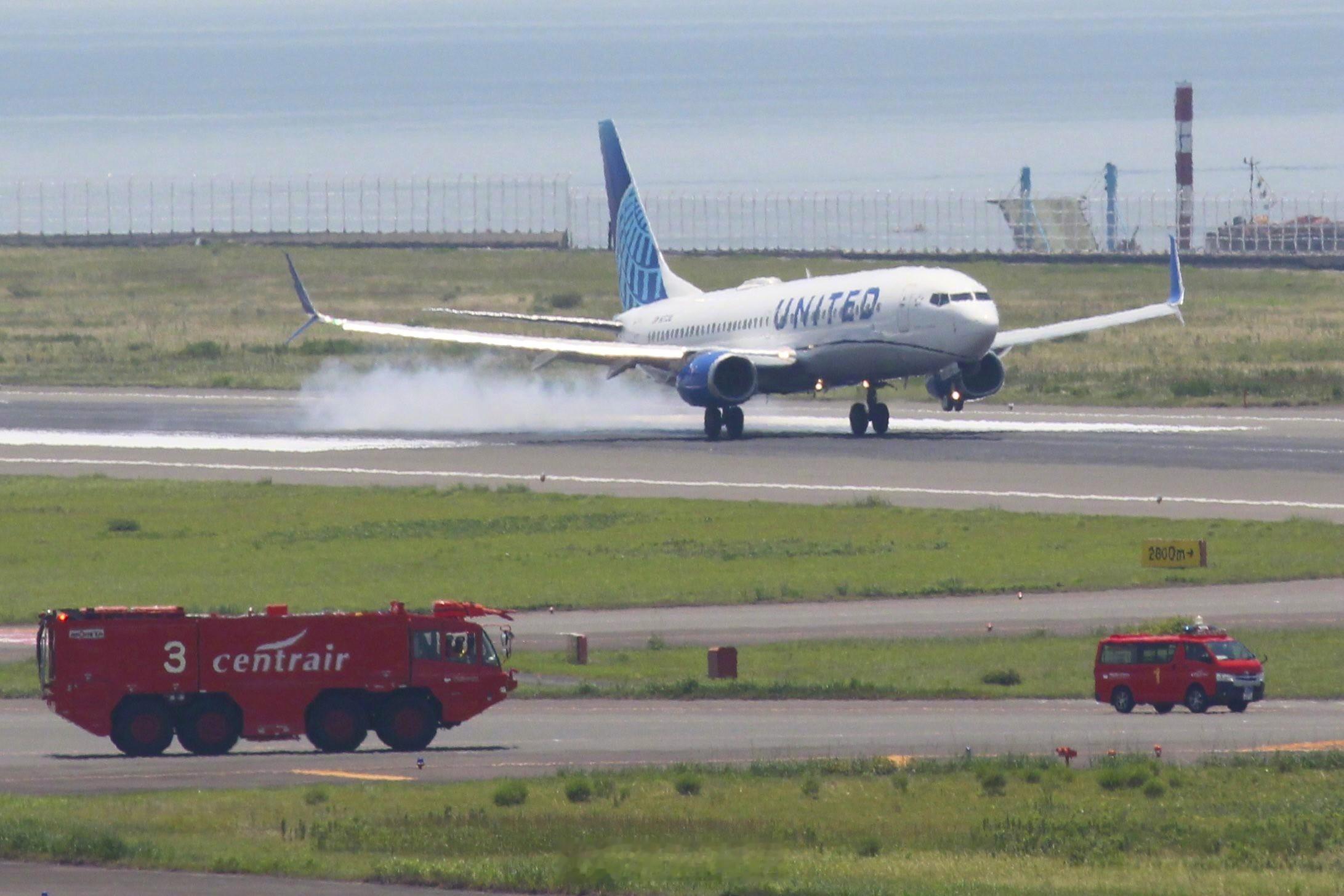 7月7日上午，美联航一架23年机龄737-800（N77261）执飞UA136航