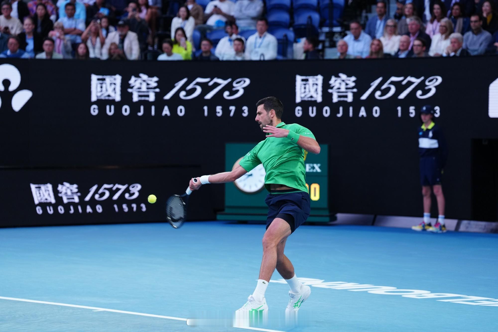 澳网2026 男单决赛，德约科维奇6-2先下一盘，第二盘一发出现波动，被阿尔卡拉