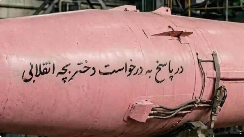 伊朗的粉色武器加上妇女头巾，极具视觉冲击力。 