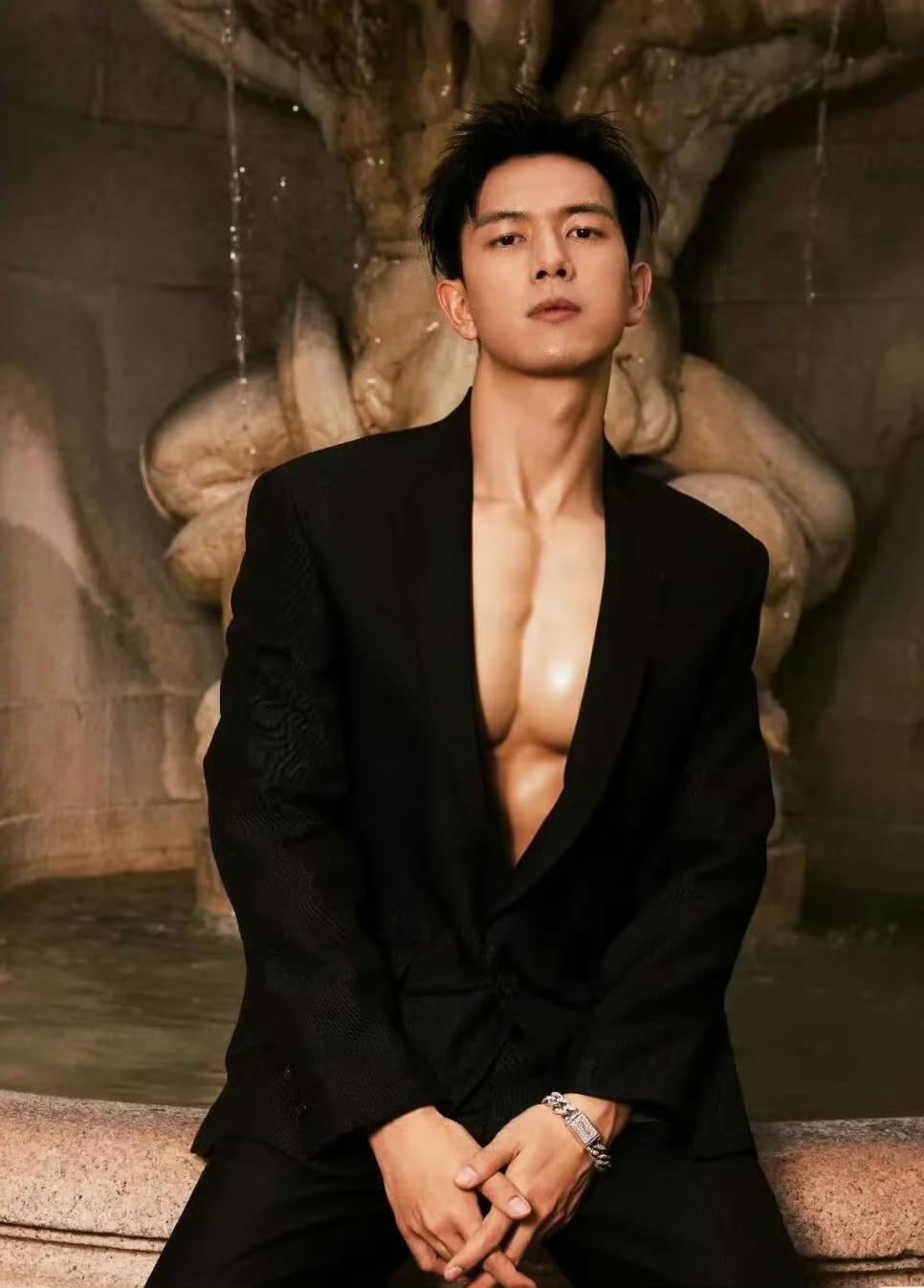 李现里三层外三层把自己包成一身黑的故宫“刺客”，耐不住高大魁梧的身材以及那一身自