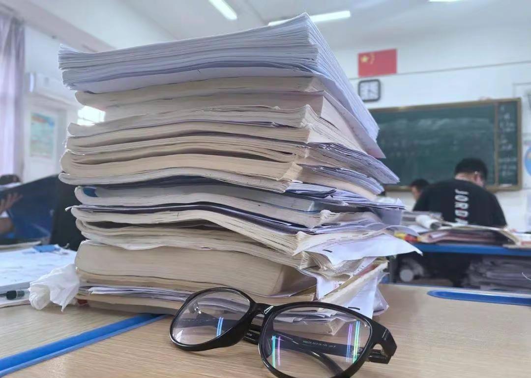 《现在的高中生何去何从》现在的高中生不再只有考大学这一条独木桥内卷越来越严重很多