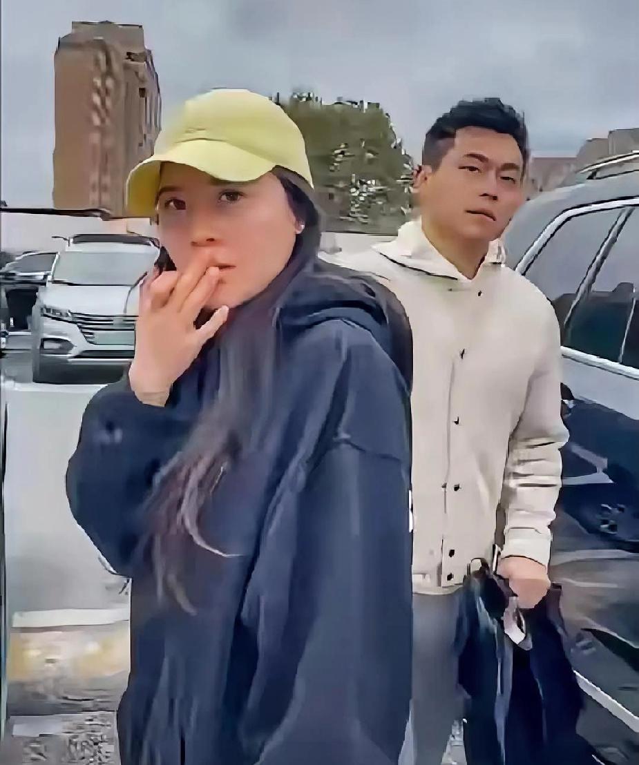 给大家看看这俩人的嘴脸！此小三还是乘务长呢，男主居然还是律师，看着都别扭。

现