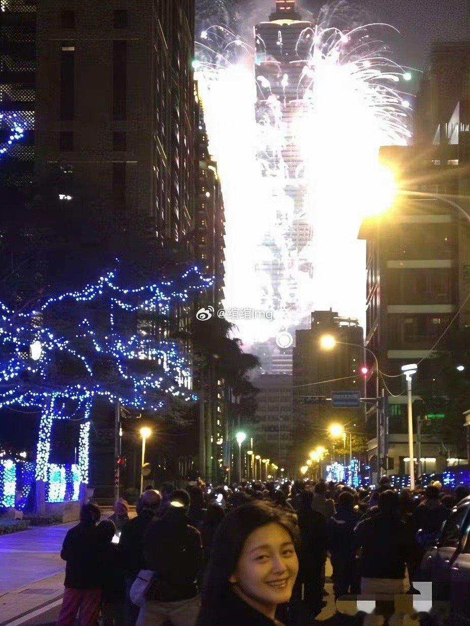这是大s离开后的第一个 跨年夜，小s带s妈一起看跨年烟火。发文：每一年的烟火，你