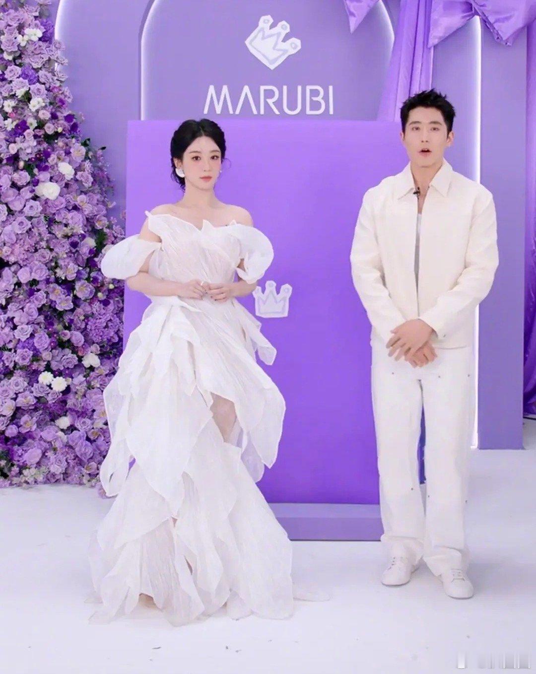 杨紫薄纱白裙 杨紫今晚直播妆造看着如何～ ​​​