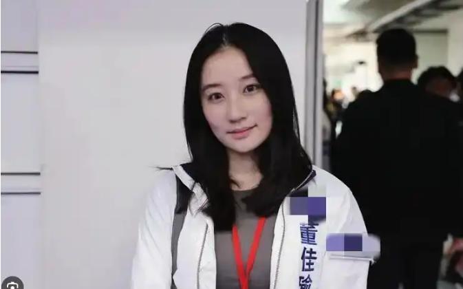 郑丽文率国民党14人代表团访陆，团队里最受关注的莫过于30岁的国际事务部主任董佳