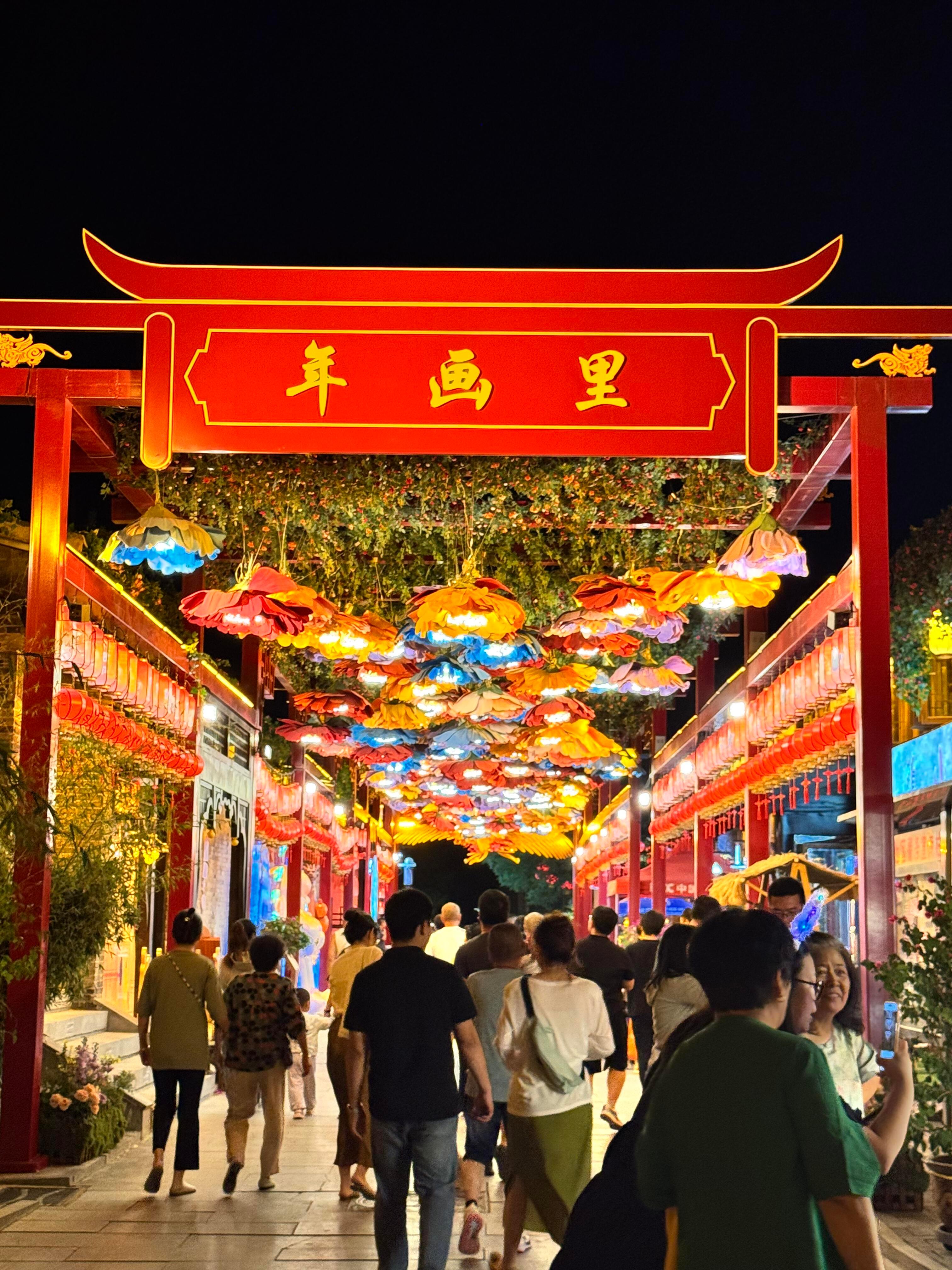 天津杨柳青文化氛围直接拉满当夜幕降临，杨柳青古镇换上华裳。红灯笼缀满街巷，倒映在
