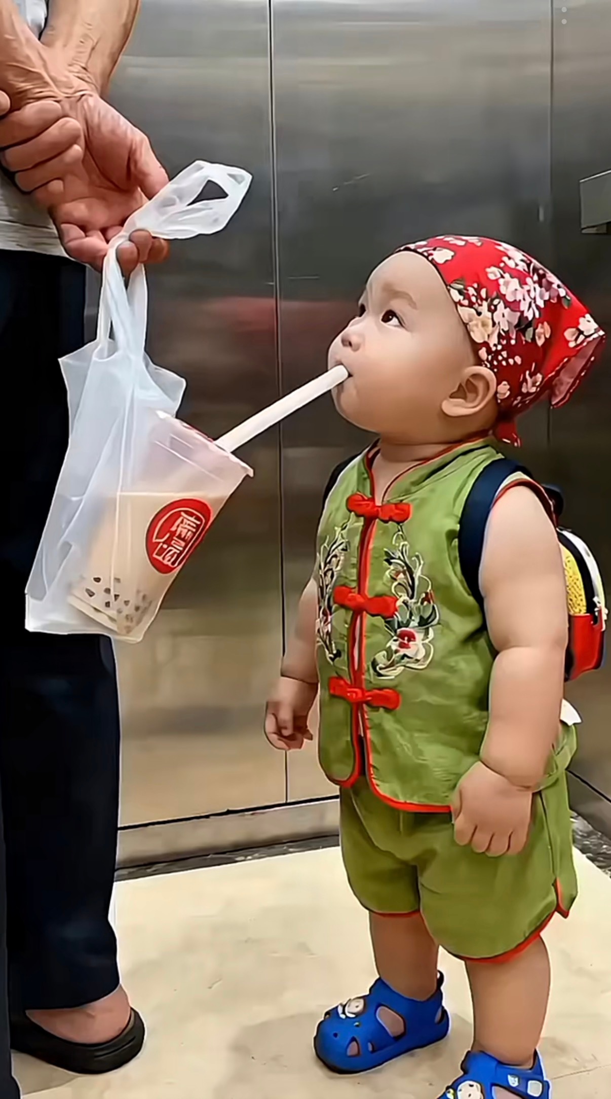 这样吧，纳指场内补个2-3层，明天出。赌今晚纳指大涨？注意，有利润的玩，没利润一