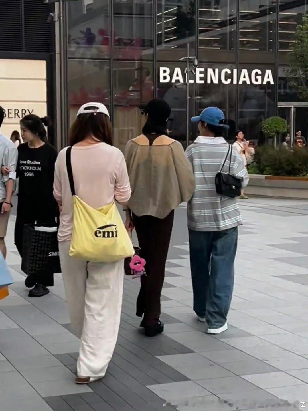不说是明星的话这3个背影每一个都很素人啊