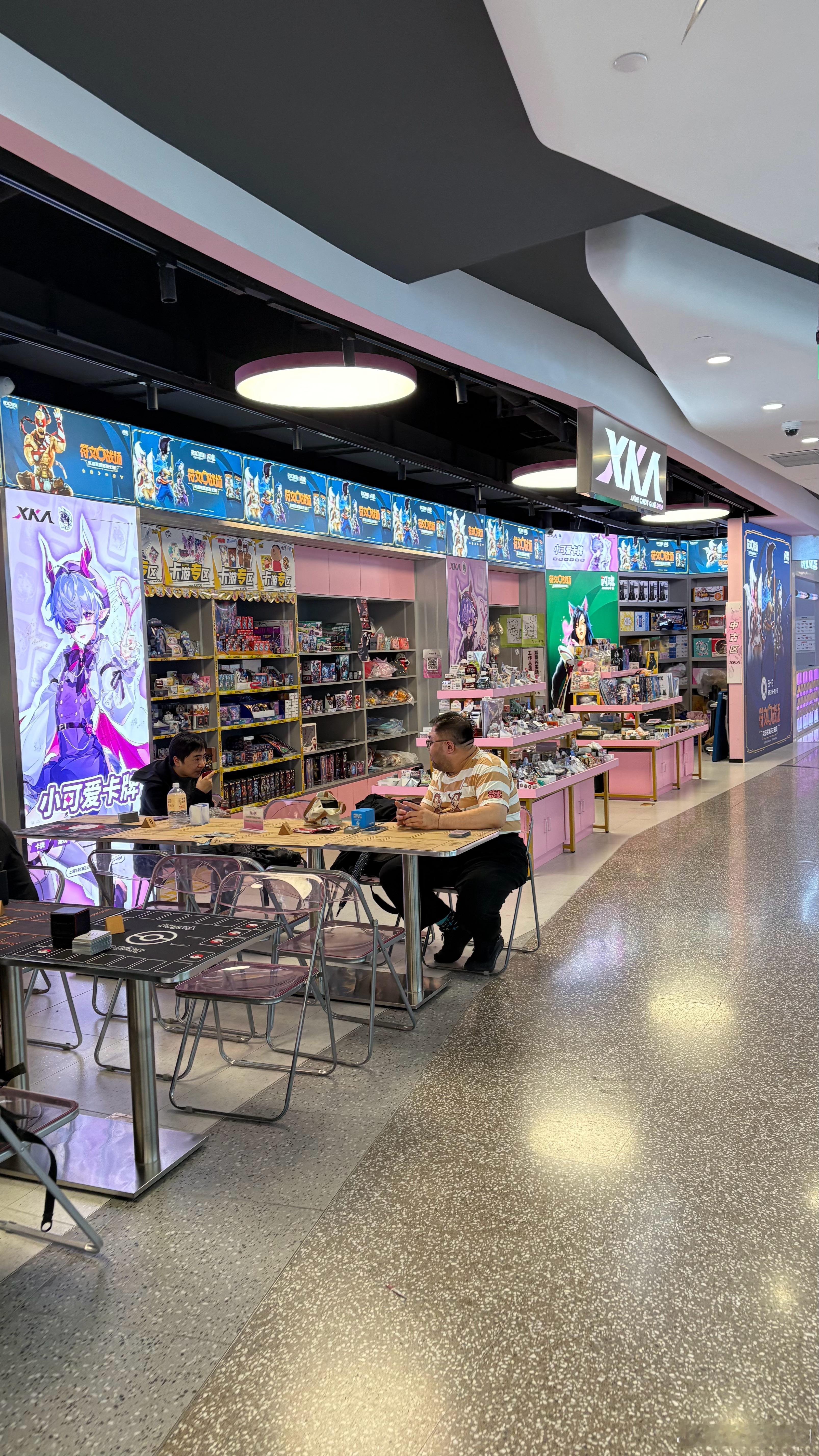 谷子经济具象化。上海五角场原本的百联（原东方商厦），实在卷不过周边的商场，整栋楼