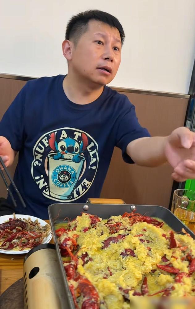武汉的朱女士晚上在家缝扣子，起身拿个东西再坐回来，脚底像被蚊子叮了一下。

我看