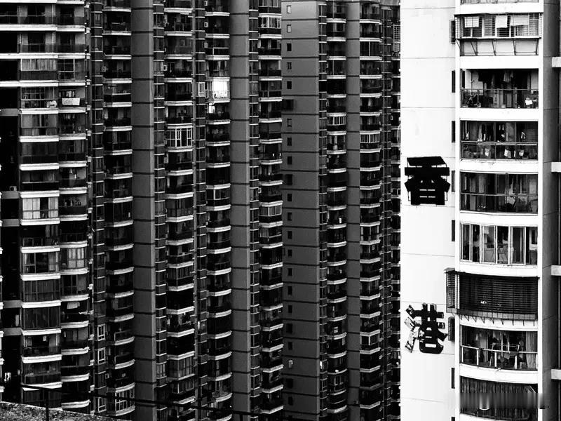 香港那可是个“寸土如金”的地方，房价贵得就像坐了火箭，贵得离谱。好多人只能蜗居在