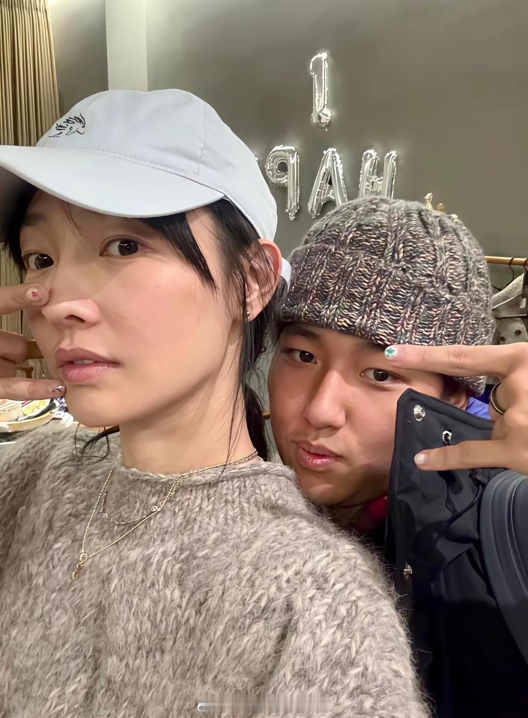 白百何和大儿子，大儿子跟爸爸陈羽凡好像。 