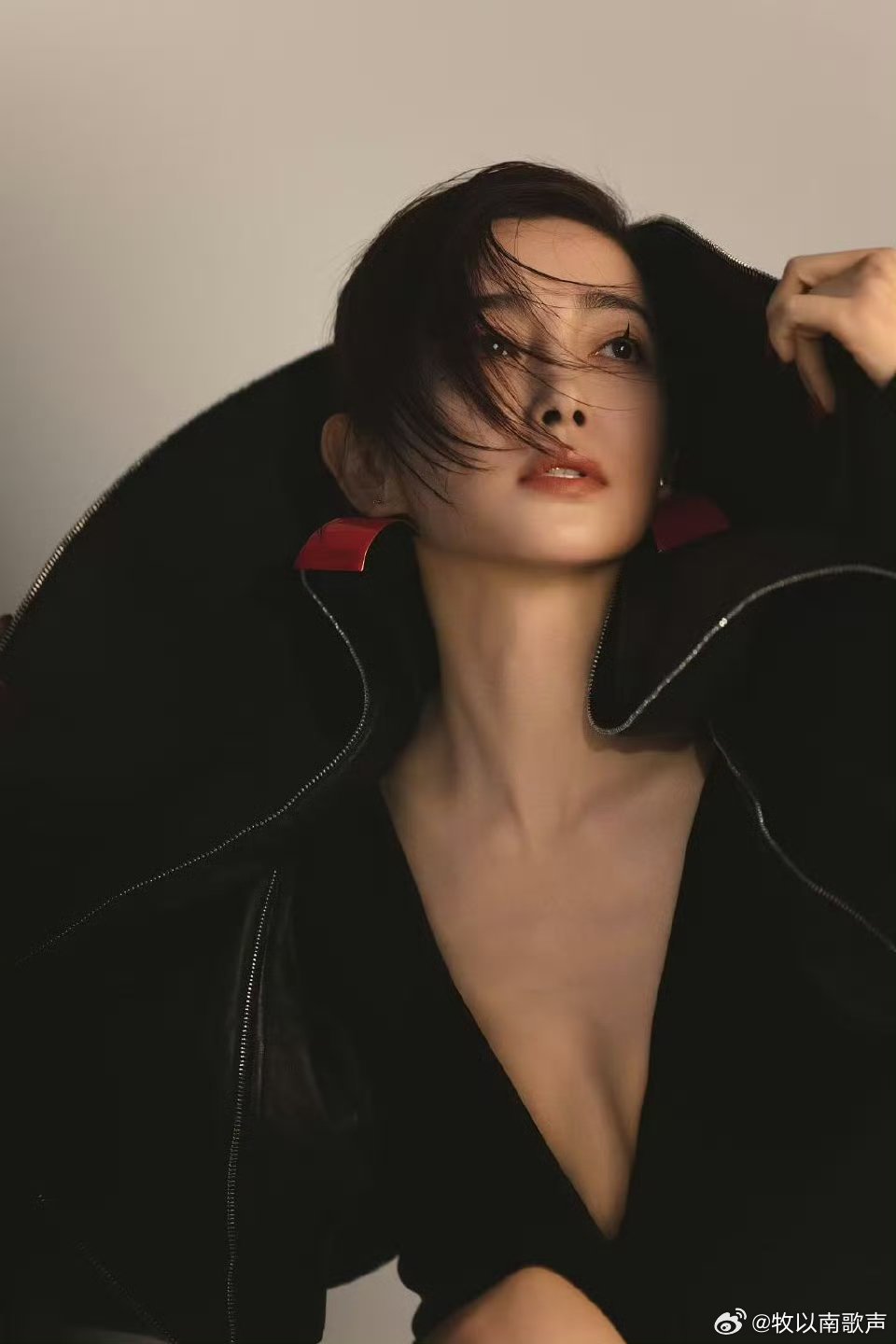 李冰冰三月三刊三副面孔 你可以永远相信李冰冰的时尚表现力李冰冰三月连登三本刊，表