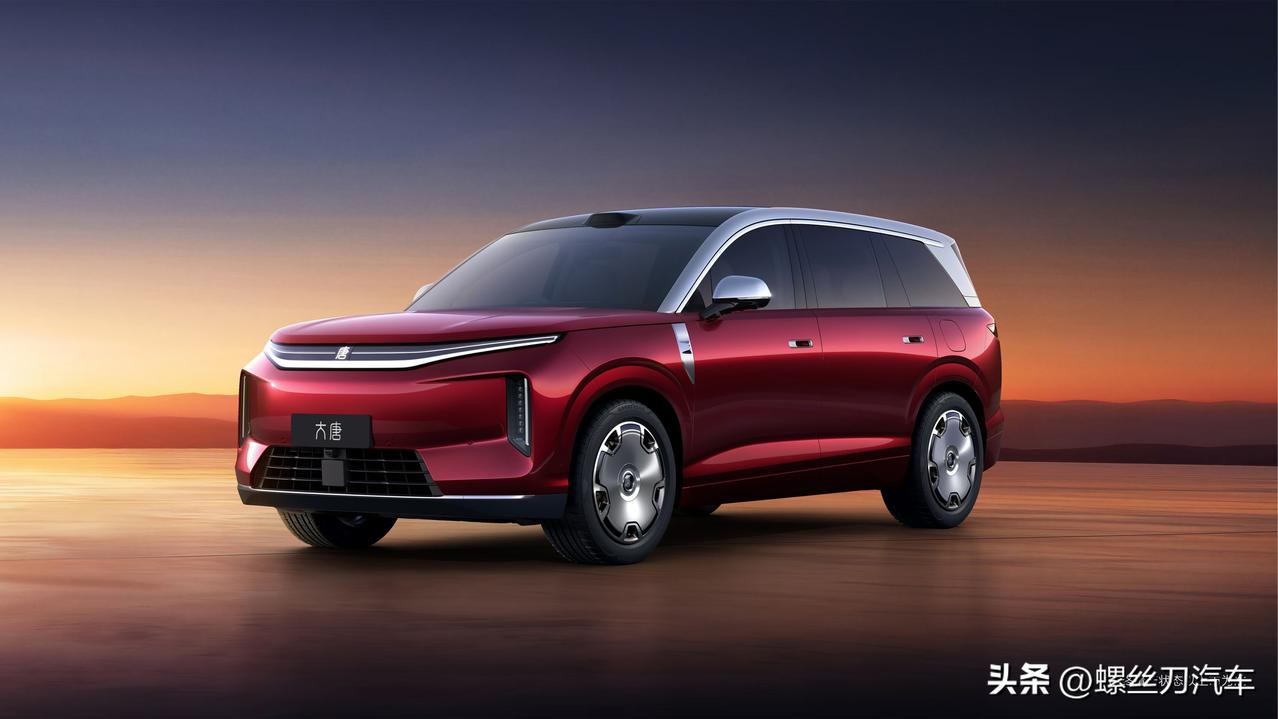 比亚迪开年王炸！
王朝网的旗舰9系SUV，大唐官图来了！
双拼色+大饼轮毂，将豪