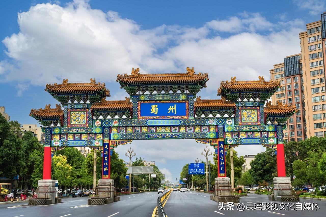 崇州是距离成都最近，如果后期崇州撤市设区，可以申报崇庆区，或者蜀州区，结合历史这
