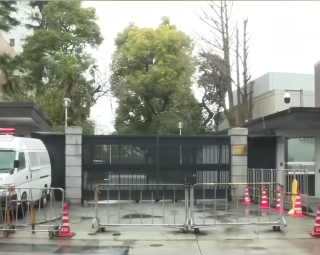 关于日本男子持刀闯入中国驻日大使馆的事件，越闹越大了。
     这名日本男子不