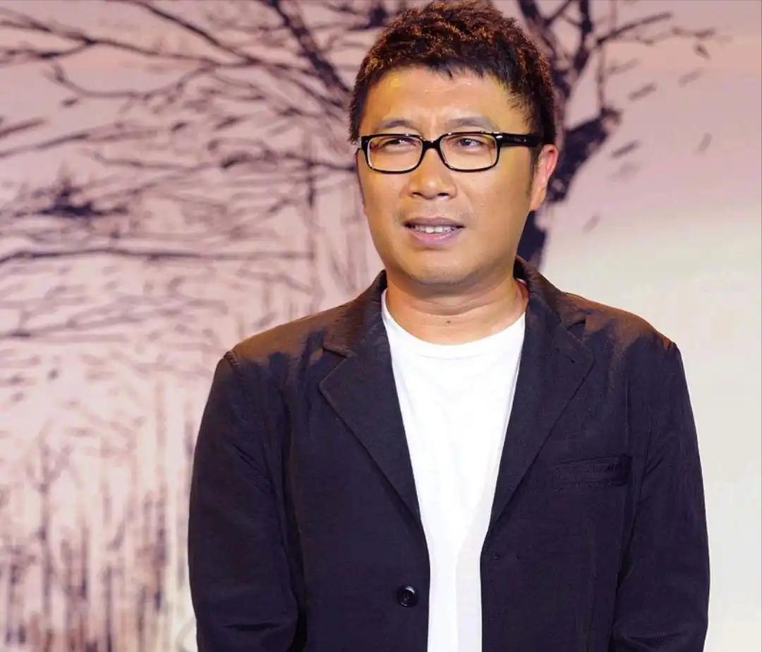 2004年，凭借一首《两只蝴蝶》，庞龙赚了2.4亿，他的心开始有些飘了。有一次他