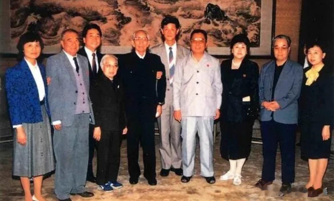 上世纪九十年代，王震将军与姜昆，骆玉笙，刘兰芳，袁阔成等曲艺名家的合影。其中，骆