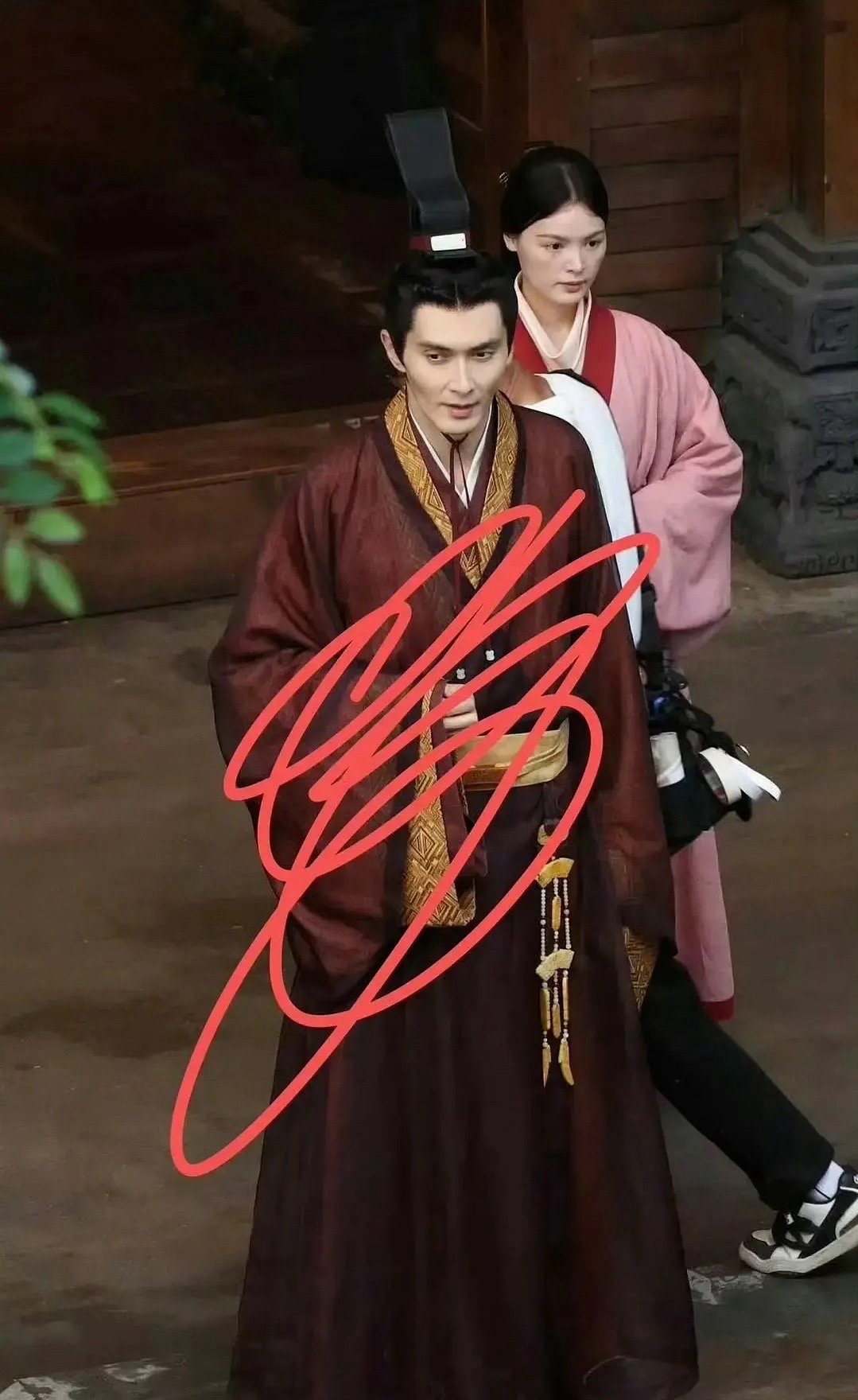 《哑舍》路透，哑舍年轻貌美的老板变成沧桑大叔了，哑舍是讲述不同朝代一件件古董的故