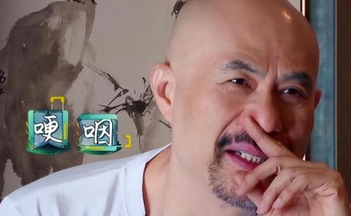 一次，徐锦江开着一辆500万的车去拍戏，周润发说:“你的车太帅了吧！”不料，徐锦