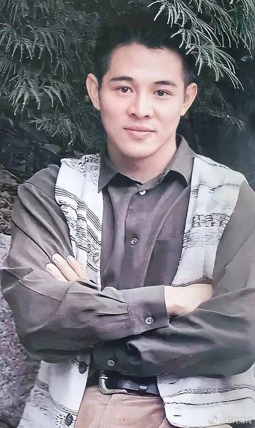 别拿AI碰瓷成龙李连杰AI能够复刻武打招式与镜头画面，却复刻不了二人搏命拍戏的血
