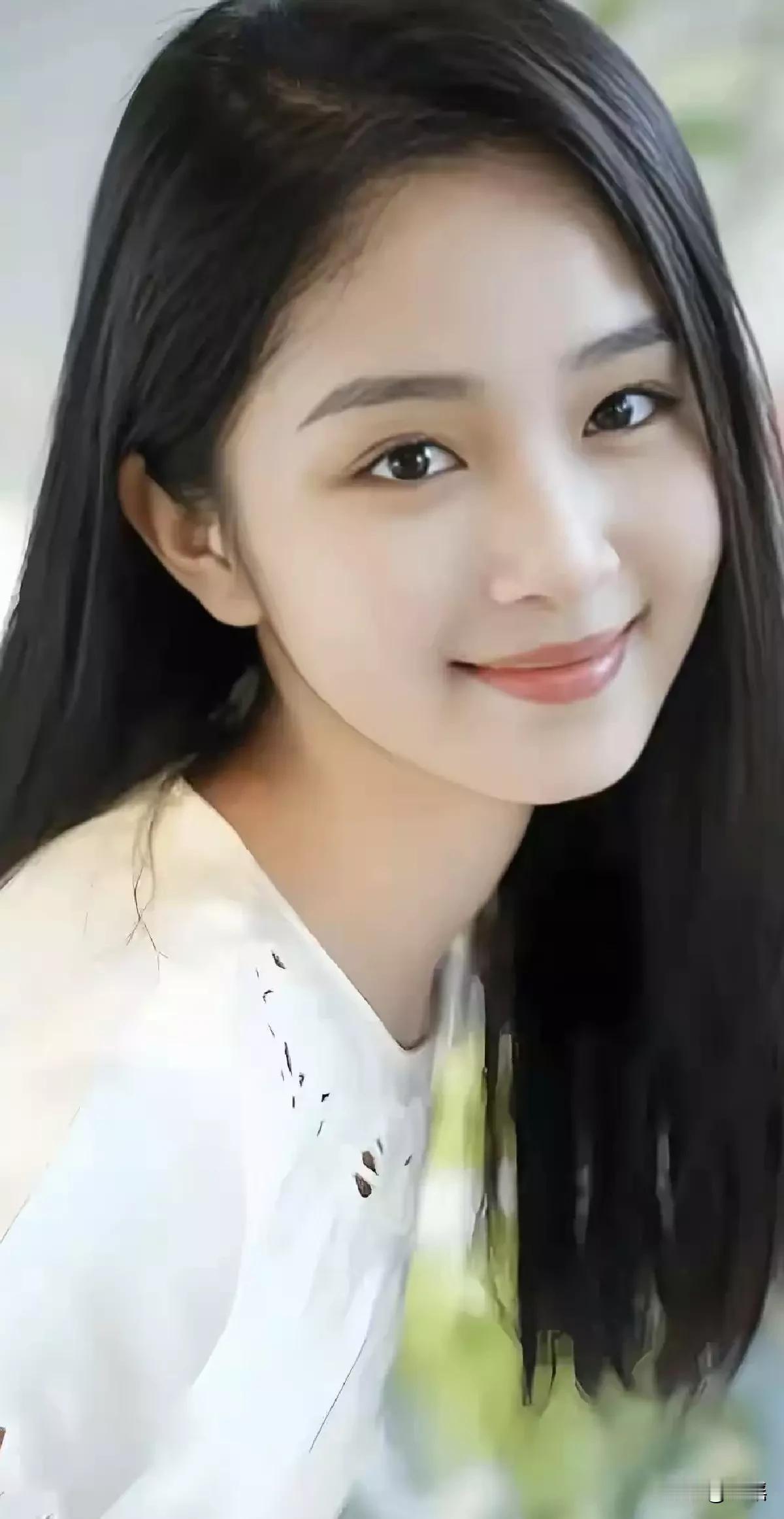 温柔甜美的笑容，自然清新的白衬衫，少女心满满的一天！🌸💕武汉音乐学院校花张琳