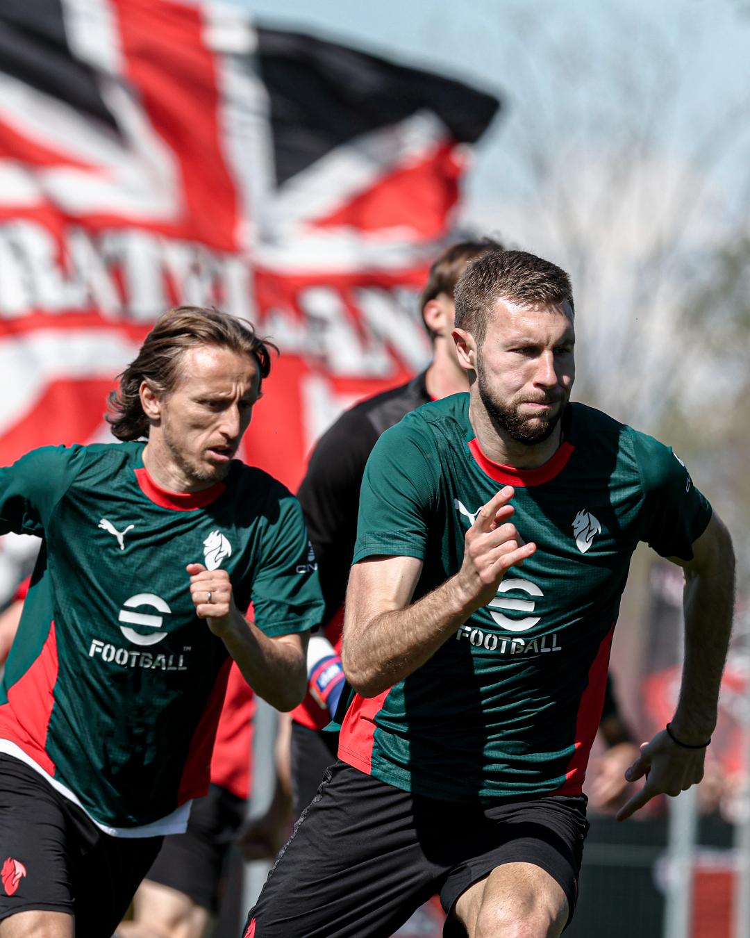 让人仿佛能听见声音的画面🔥

在球迷们的见证下训练❤️🖤