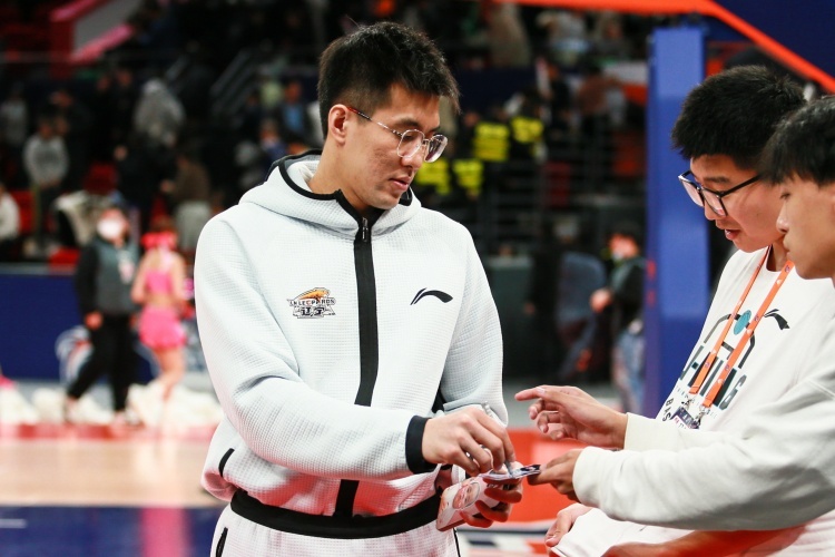 #郭艾伦没有交易决定权#今年CBA总决赛，辽宁4-0力克新疆夺冠。G4赛后，郭艾