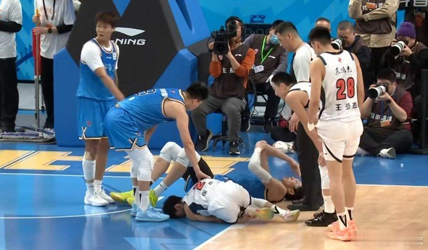 广东队半场落后26分，除了萨姆纳以外，其他人21投仅1中，全队状态低迷再加上徐杰