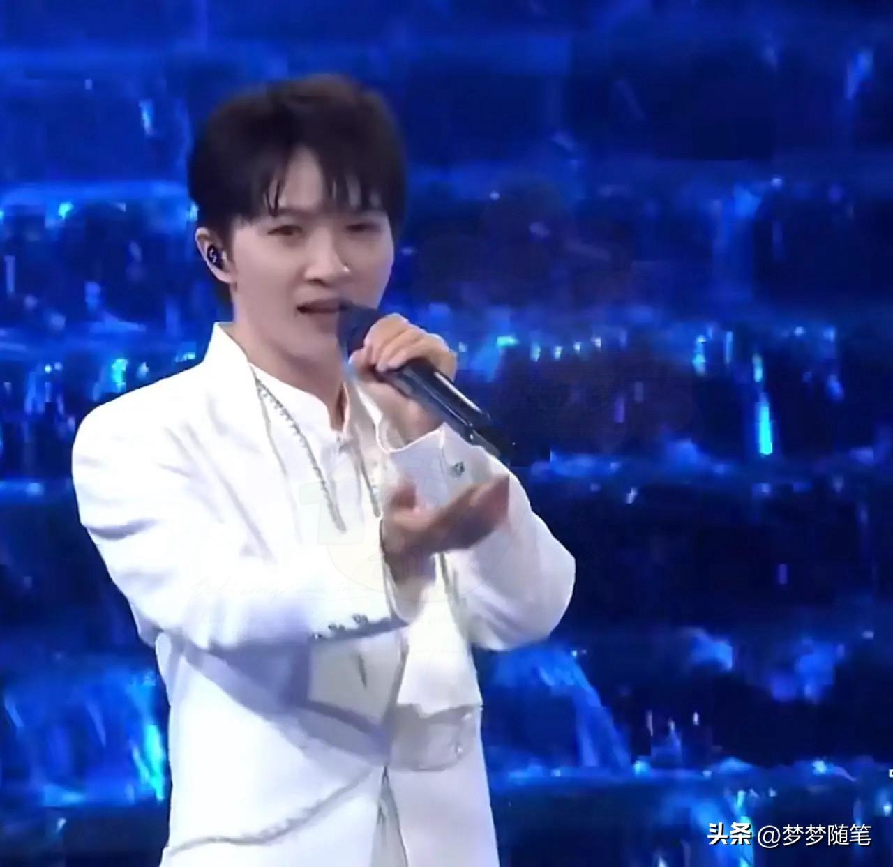 我有一个预感，

周深，以后的路可能不好走了，

他犯了一个歌唱里不好改的错误，