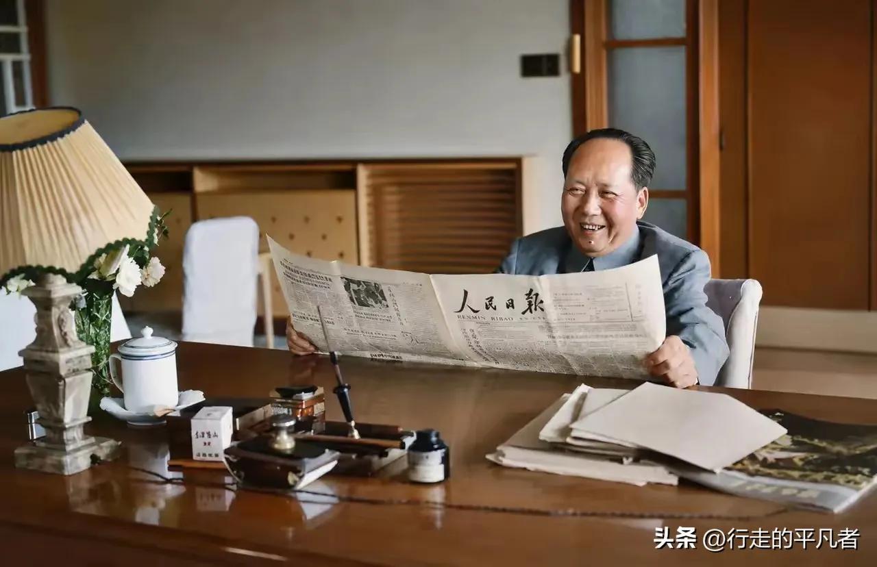 伟大领袖毛主席手拿一张《人民日报》在看，从老人家的表情可以看出，他非常高兴，脸上