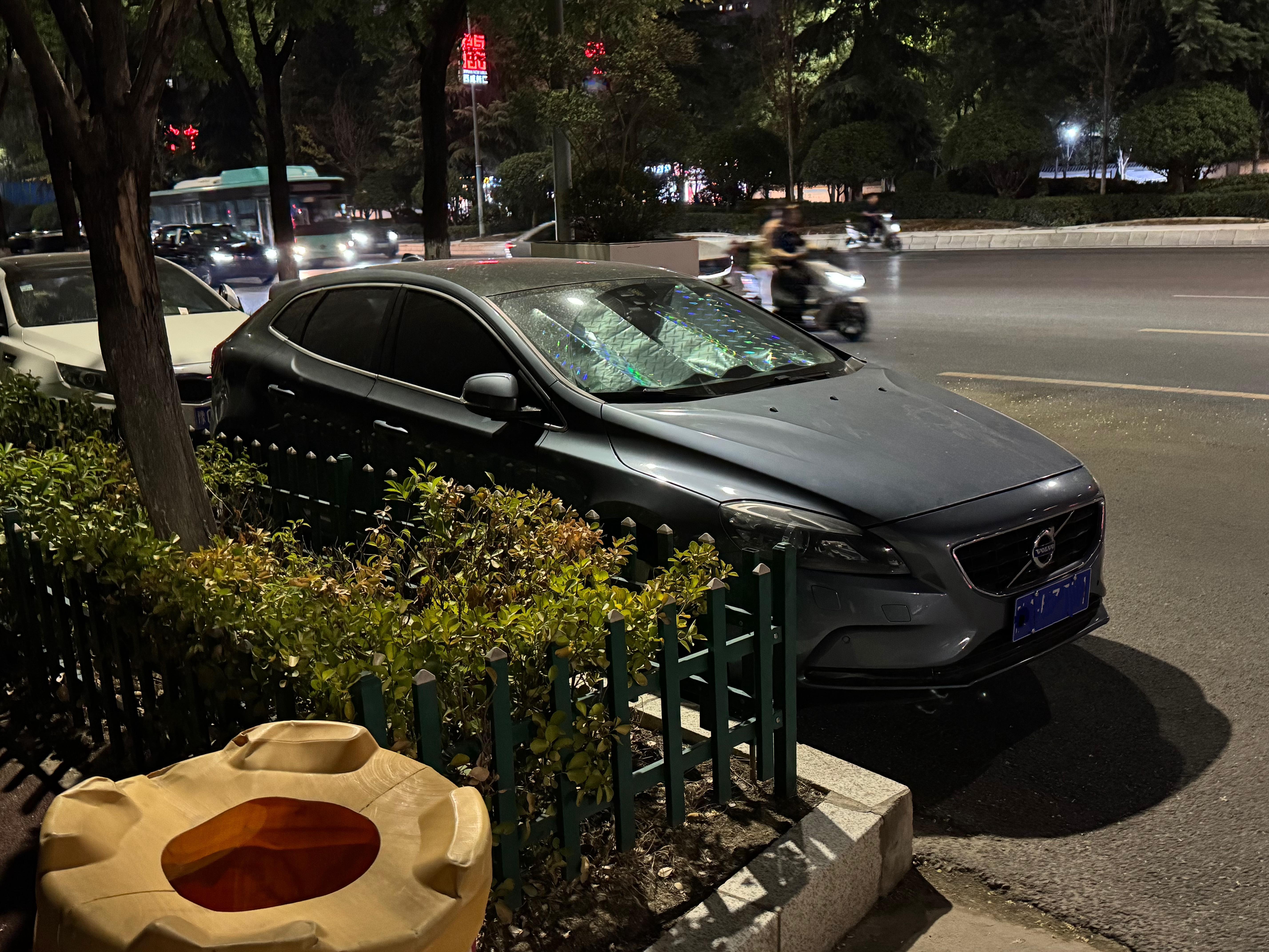 昨晚路边碰见一辆沃尔沃V40，当年这车也是我喜欢的汽车之一，可惜现在没新款了。 