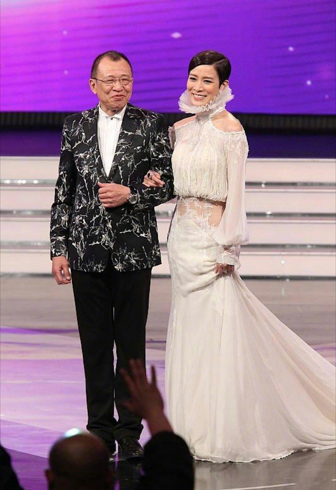 欢喜哥许绍雄逝世佘诗曼谈及许绍雄瞬间泪崩，众多老牌港星曾前去看望，荧幕上的笑脸承