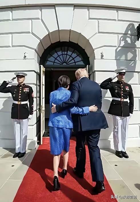 白宫发言人卡洛琳说:
我喜欢这张照片。
我说，我也喜欢这张照片。
感觉这是美日走