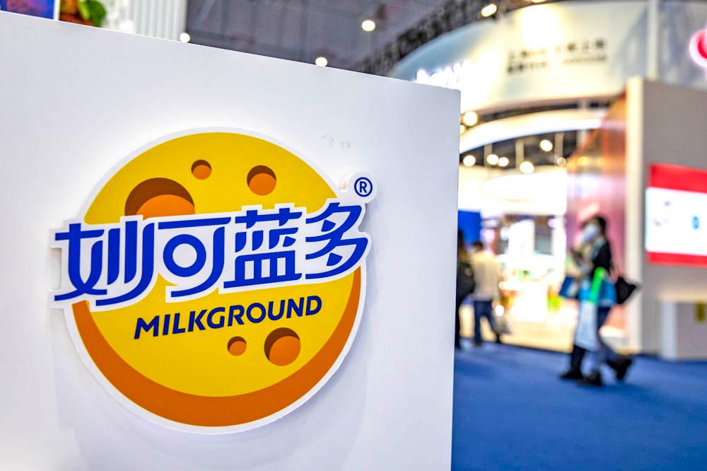 妙可蓝多近日公告董事变更，原董事张平因到龄退休辞职。

控股股东蒙牛乳业提名其执